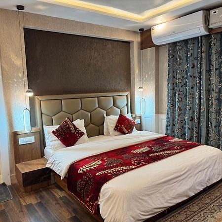 Hotel Manora Palace Srīnagar 外观 照片